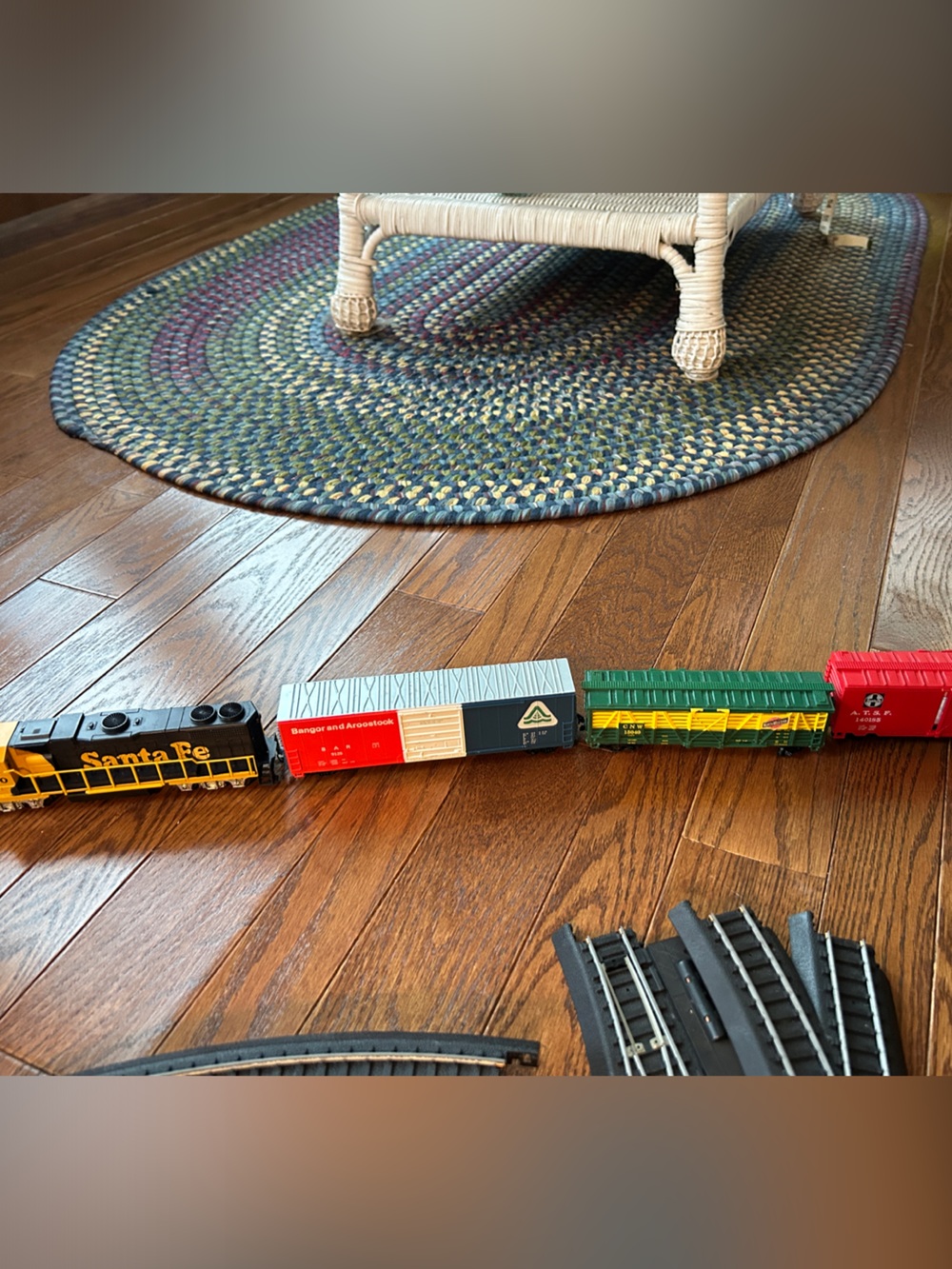 Santa Fe HO Scale Electric Train Set with 4 Cars,tracks, and Accessories